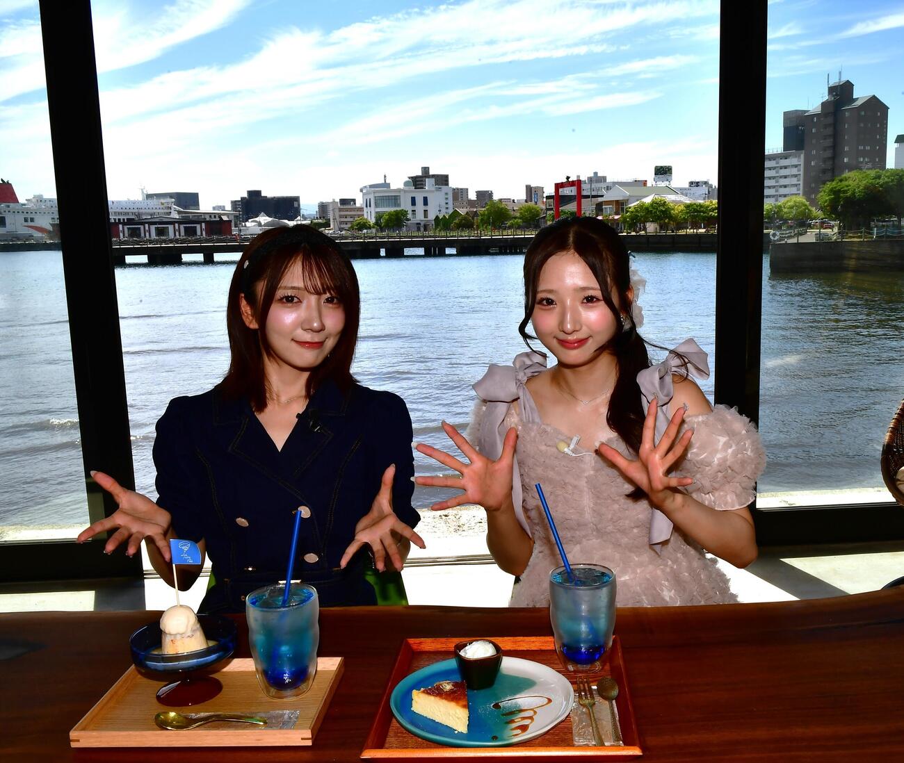 大分市内にある人気カフェ「witch coffe mare」を訪れて新曲「好きish」などをPRしたAKB48の工藤華純（左）と迫由芽実