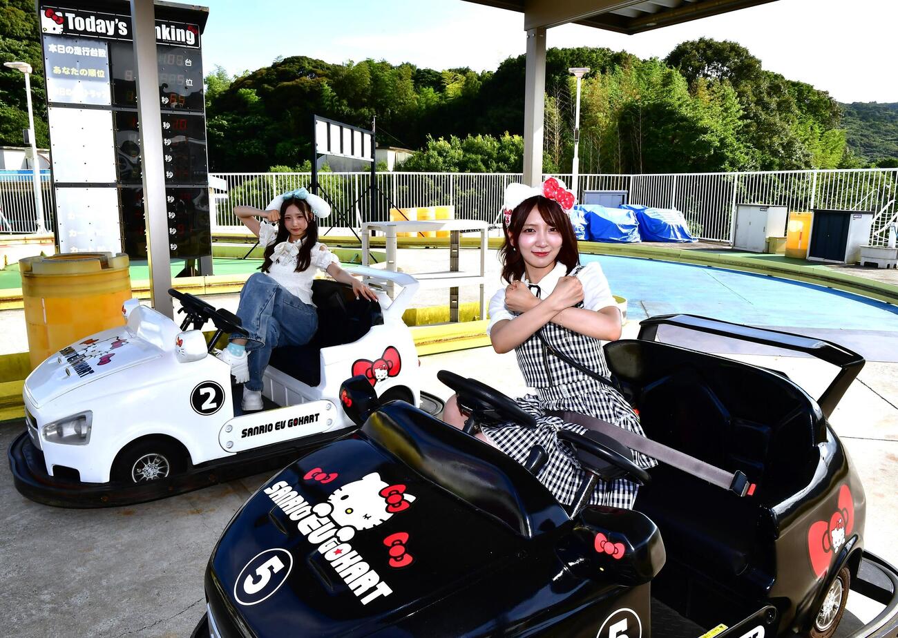 大分県のハーモニーランドを訪れて新曲「好きish」などをPRしたAKB48の工藤華純（右）と迫由芽実
