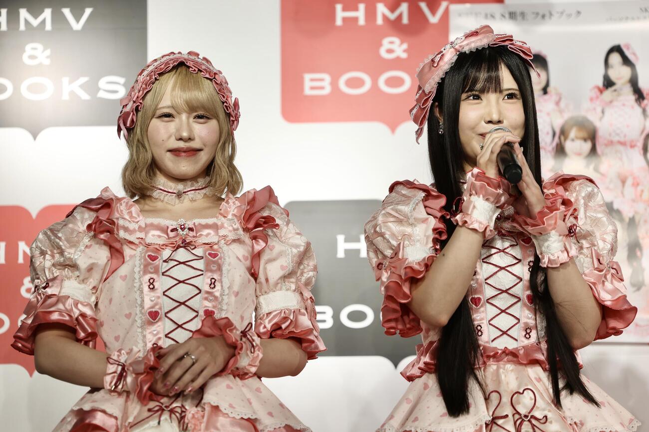 あいさつするSKE48北川愛乃（右）と佐藤佳穂（撮影・河田真司）