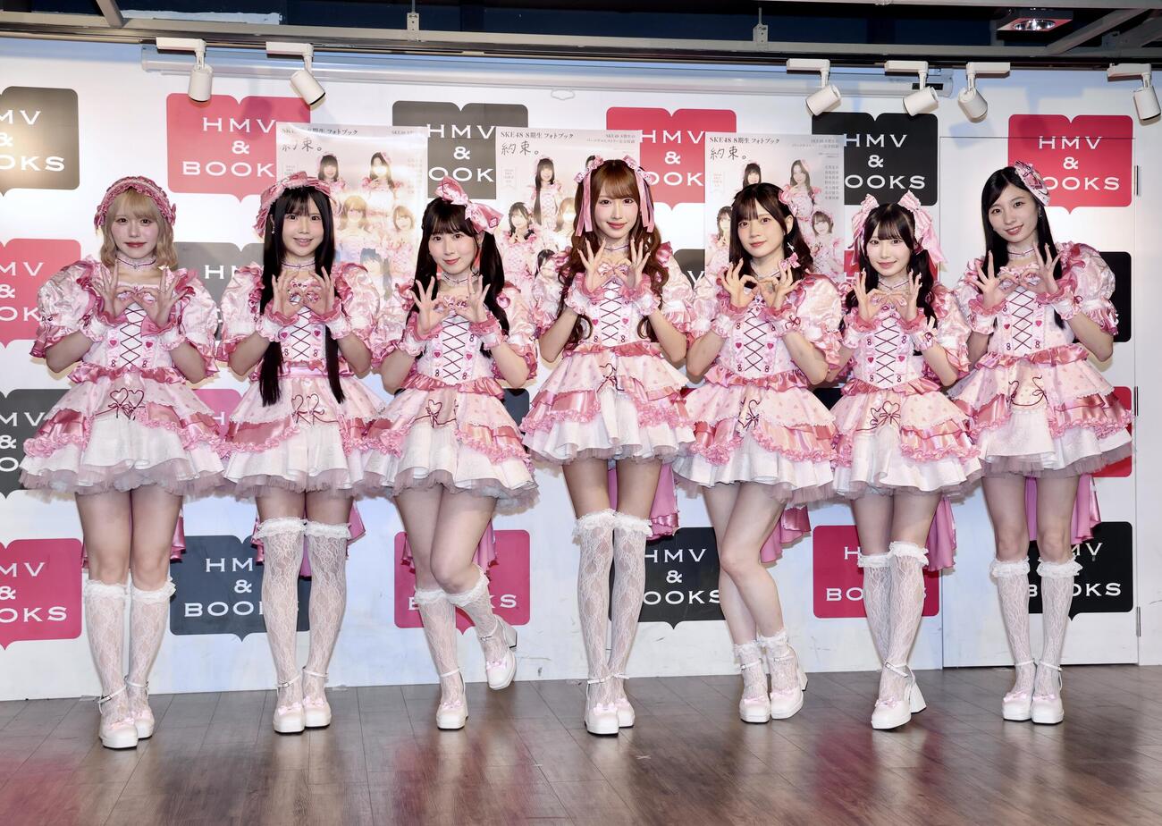 ポーズを決め写真に納まるSKE48の8期生。左から佐藤佳穂、北川愛乃、井上瑠夏、野村実代、坂本真凛、倉島杏実、石黒友月（撮影・河田真司）
