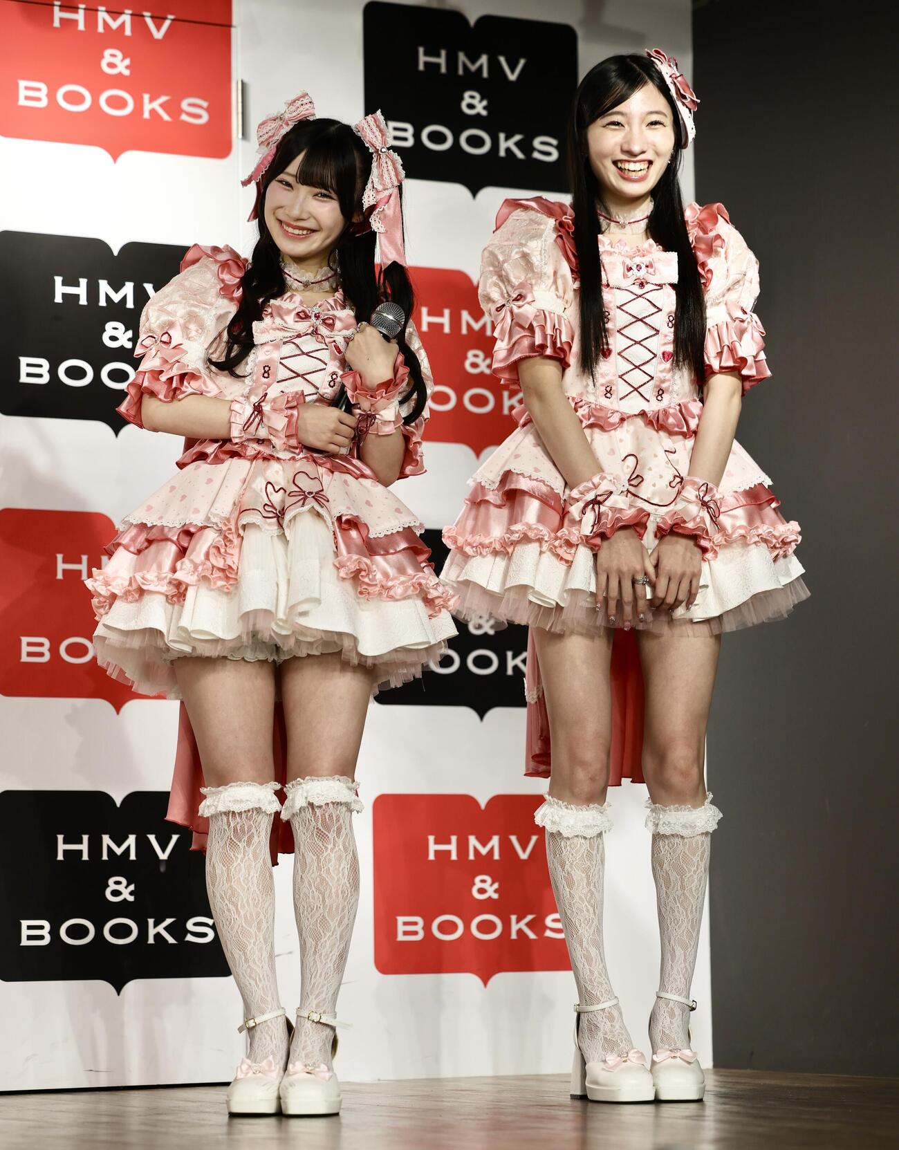 ステージで笑顔を見せるSKE48倉島杏実（左）と石黒友月（撮影・河田真司）