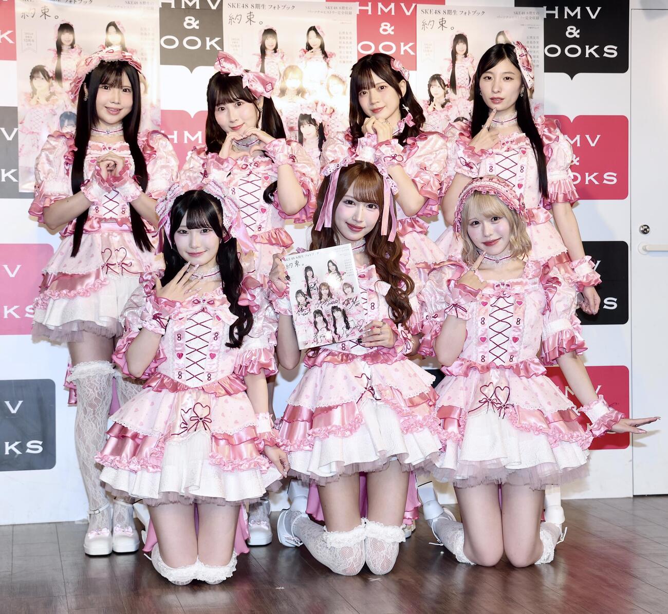 ポーズを決め写真に納まるSKE48の8期生。前列左から倉島杏実、野村実代、佐藤佳穂、後列左から北川愛乃、井上瑠夏、坂本真凛、石黒友月（撮影・河田真司）