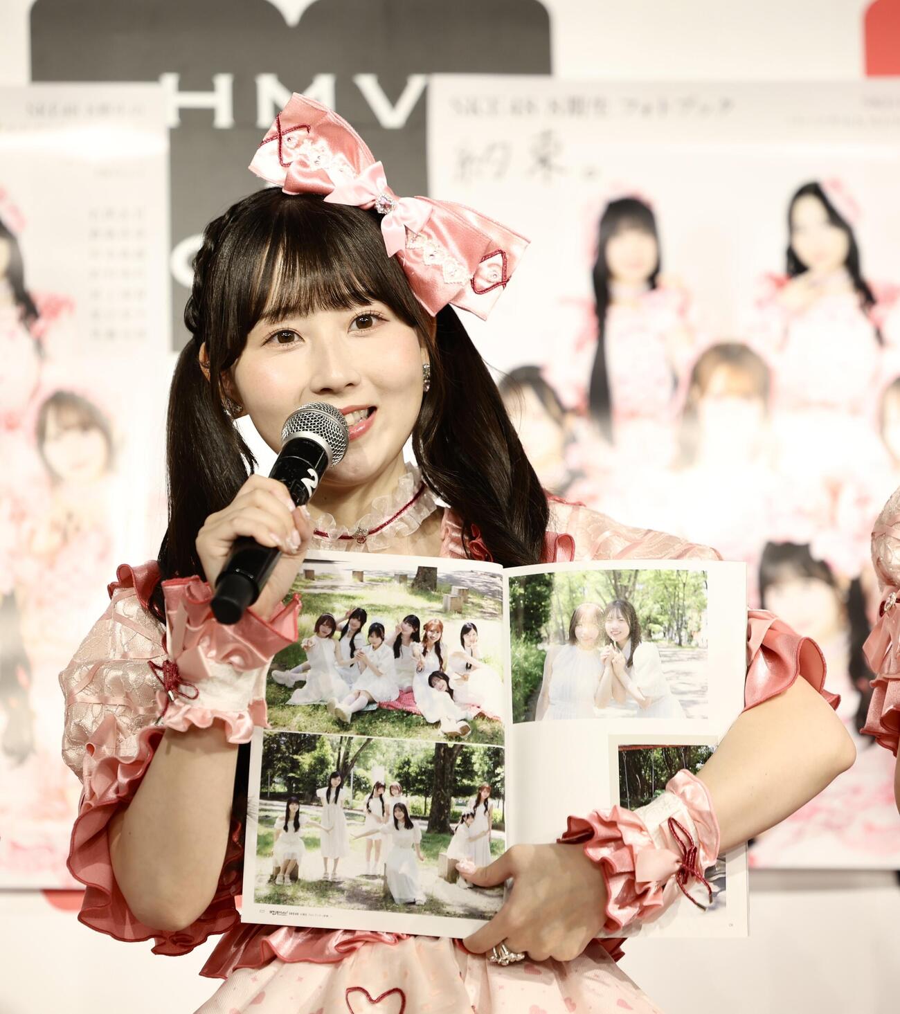 お気に入りのページを紹介するSKE48井上瑠夏（撮影・河田真司）