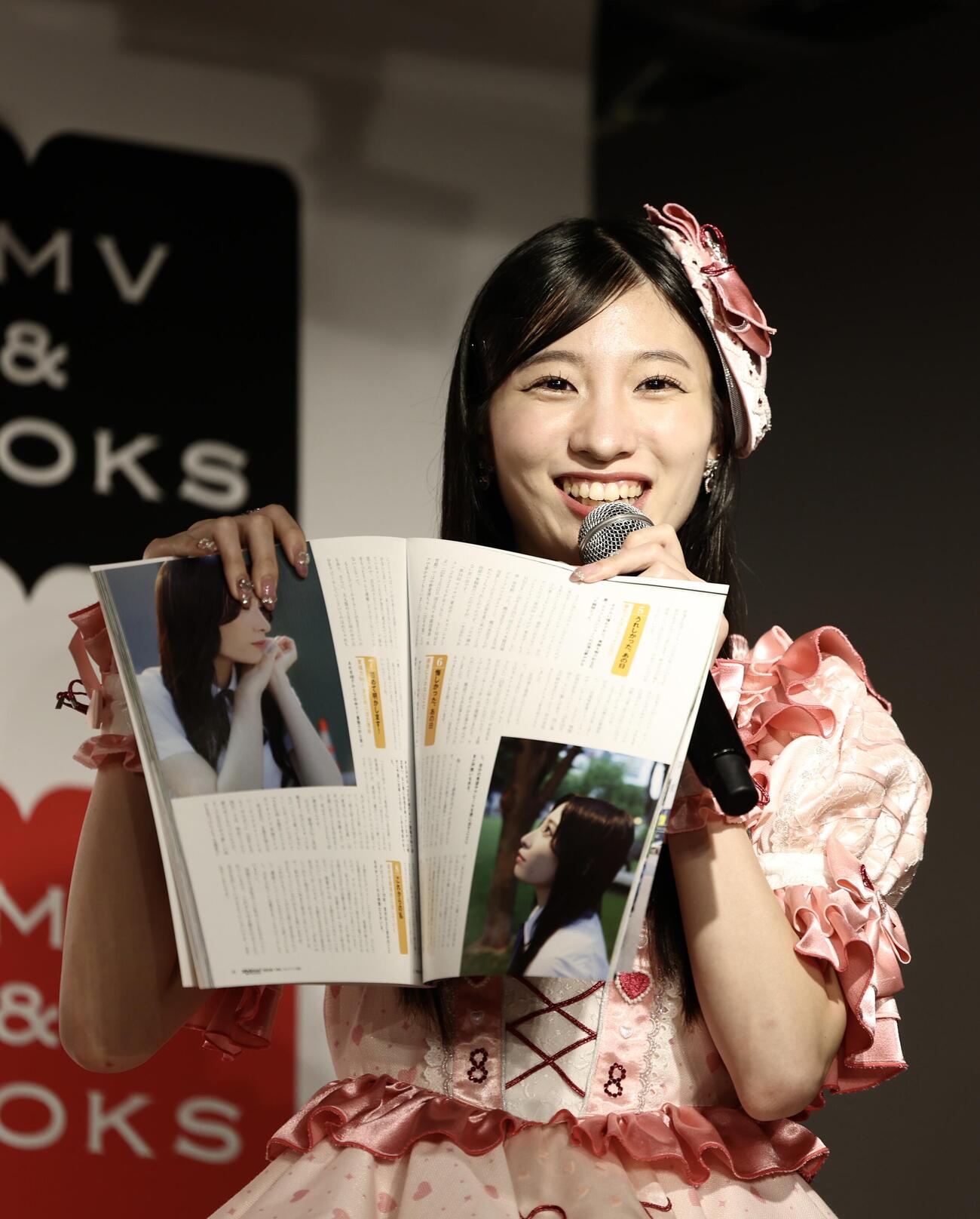 お気に入りのページを紹介するSKE48石黒友月（撮影・河田真司）