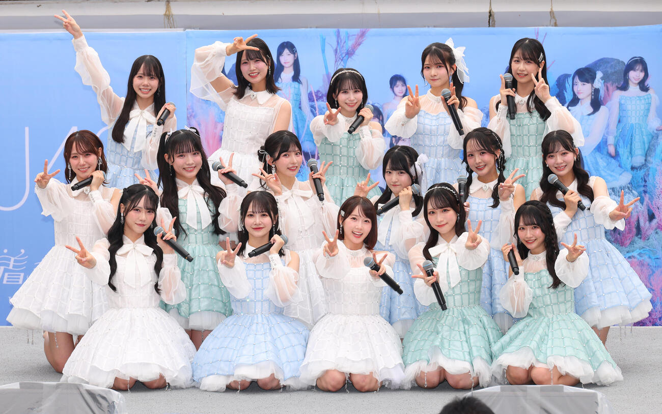 「冬服に着替えたら」発売記念イベントを行ったSTU48。前列左から古田彩良、中村舞、甲斐心愛、原田清花、高雄さやか、中列左から兵頭葵、岡村梨央、尾崎世里花、久留島優果、福田朱里、森末妃奈、後列左から曽我部あこ、濵田響、岡田あずみ、新井梨杏、島田紗香（撮影・中島郁夫）