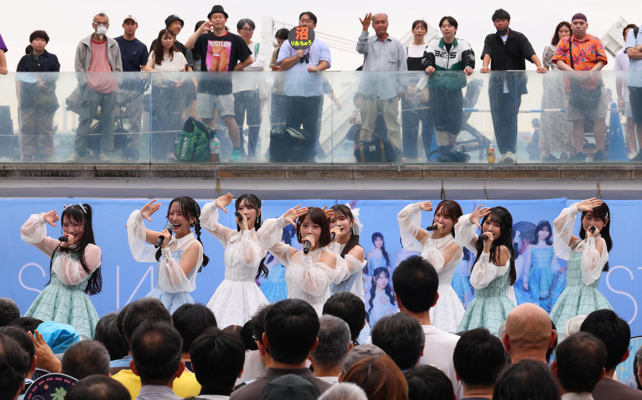 「冬服に着替えたら」発売記念イベントを行ったSTU48（撮影・中島郁夫）