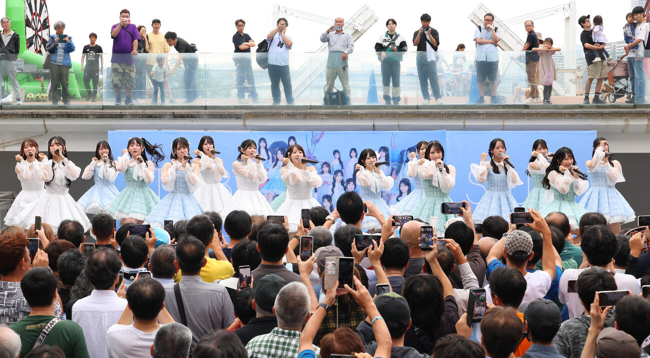 「冬服に着替えたら」発売記念イベントを行ったSTU48（撮影・中島郁夫）