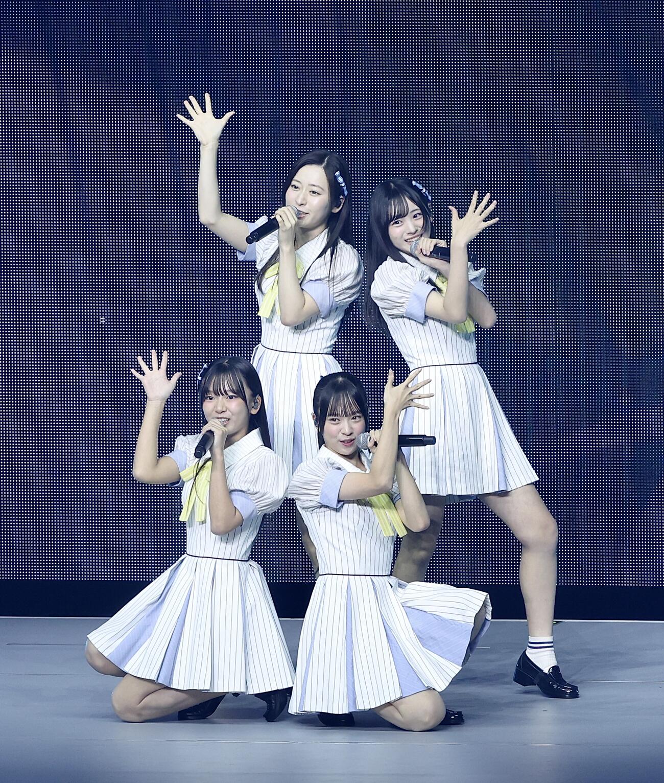 ステージでパフォーマンスを披露するAKB48の22期生（撮影・河田真司）