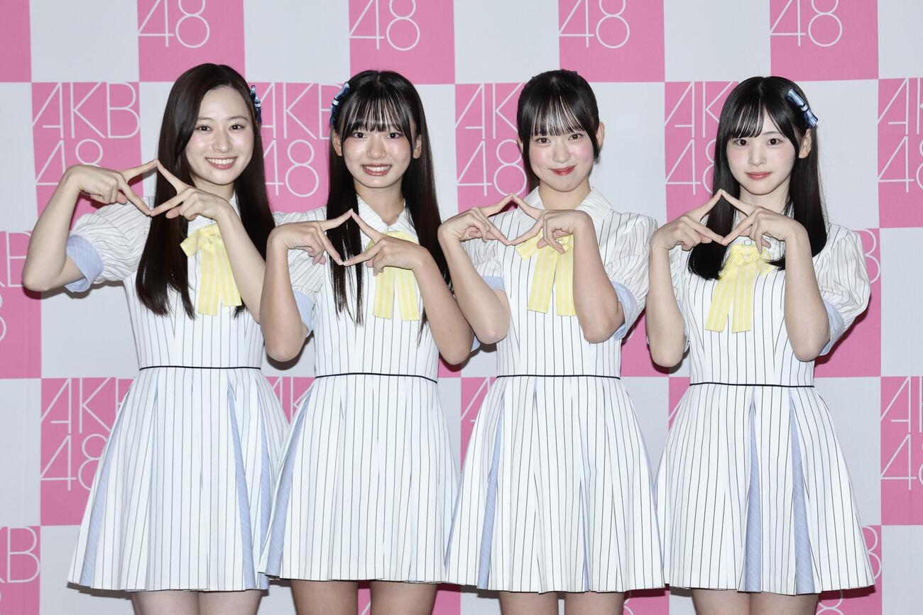 お披露目取材会でポーズを決め写真に納まるAKB48の22期生。左から長谷川百々花、山内利乃明、大西ゆな、前田衣澄（撮影・河田真司）