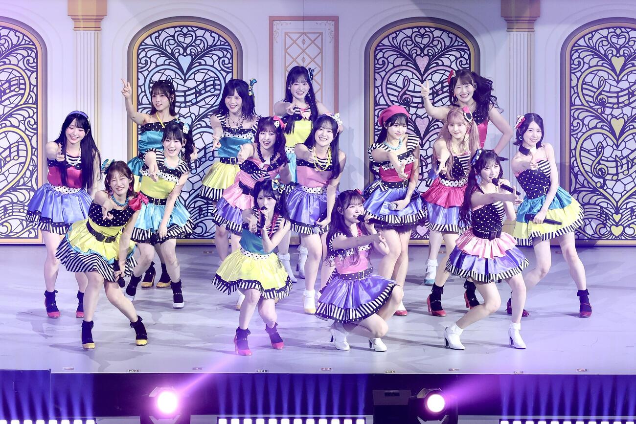パフォーマンスで会場を盛り上げるAKB48（撮影・河田真司）