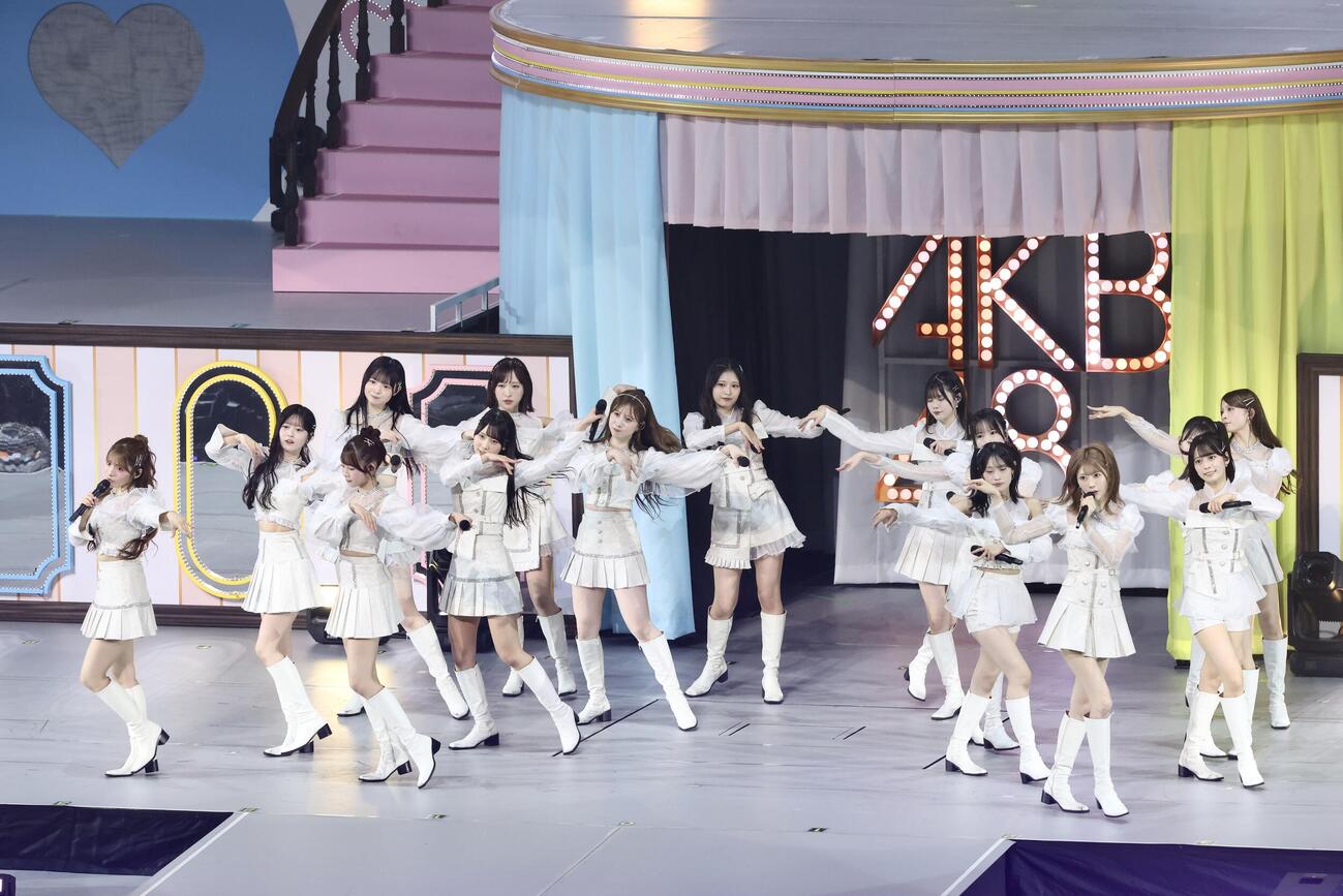 パフォーマンスで会場を盛り上げるAKB48（撮影・河田真司）