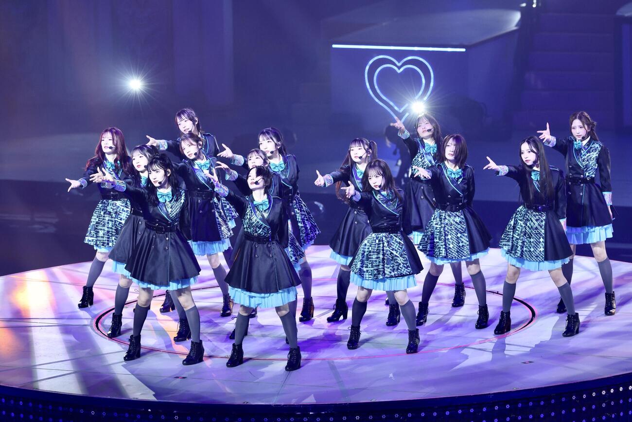 パフォーマンスで会場を盛り上げるAKB48（撮影・河田真司）