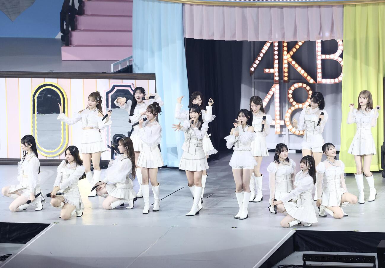 パフォーマンスで会場を盛り上げるAKB48（撮影・河田真司）