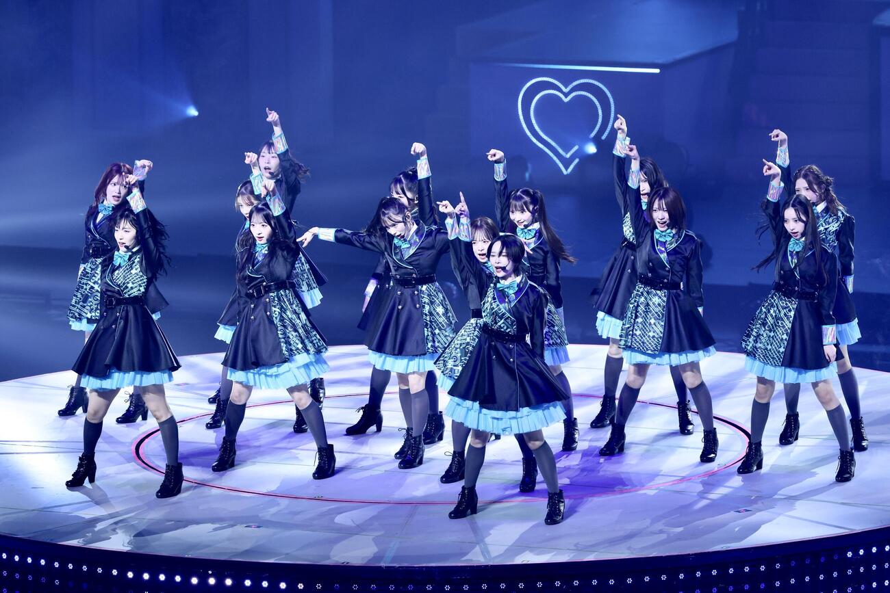 パフォーマンスで会場を盛り上げるAKB48（撮影・河田真司）