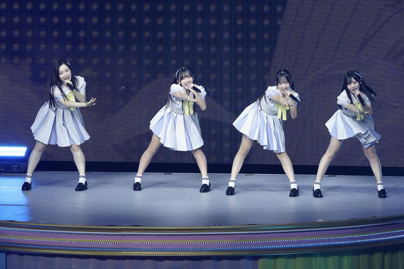 ステージでパフォーマンスを披露するAKB48の22期生。左から長谷川百々花、山内利乃明、大西ゆな、前田衣澄（撮影・河田真司）