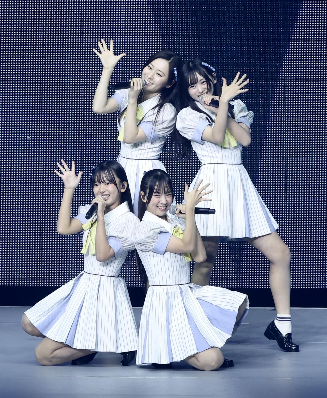 ステージでパフォーマンスを披露するAKB48長谷川百々花（後方左）ら22期生（撮影・河田真司）
