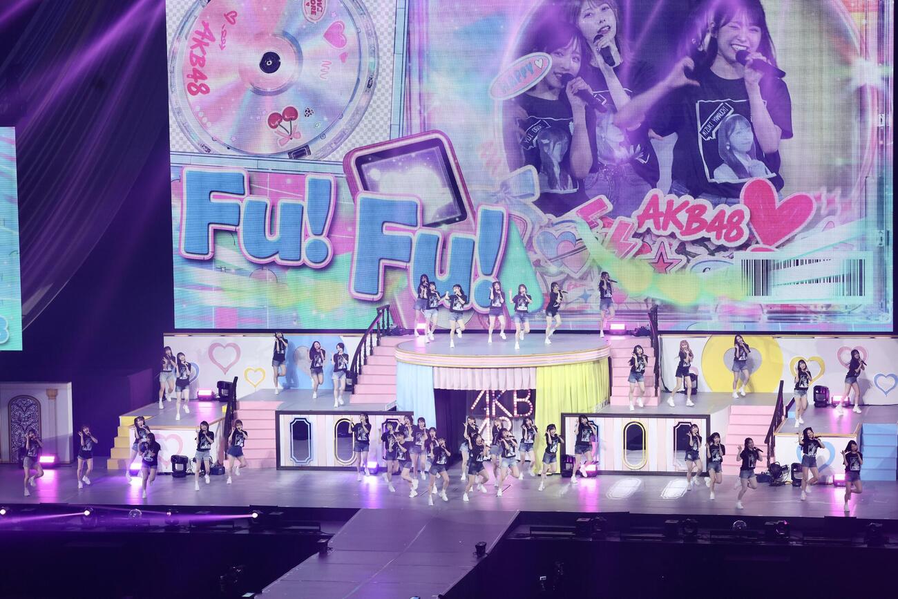 パフォーマンスで会場を盛り上げるAKB48（撮影・河田真司）