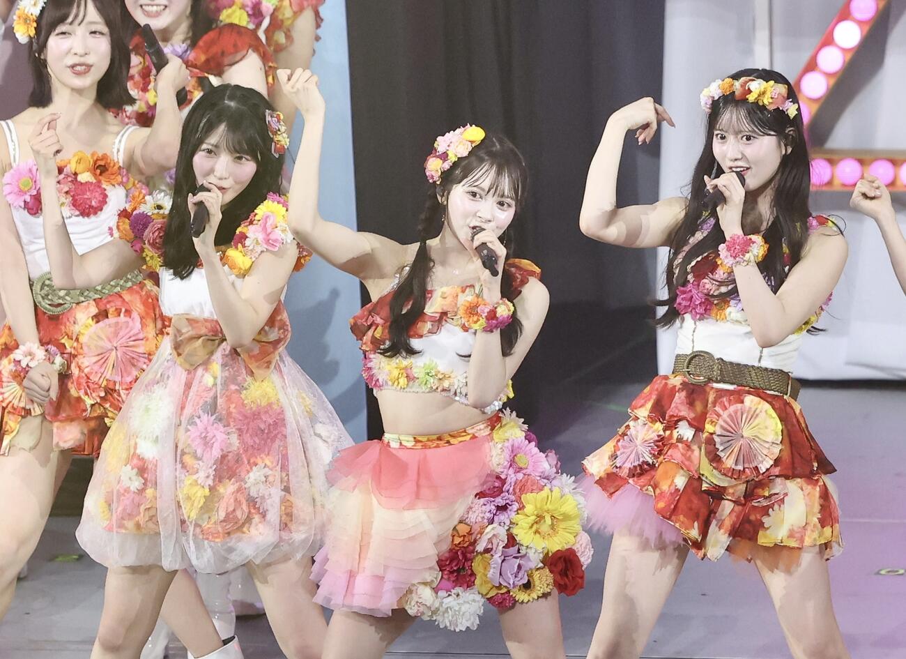 パフォーマンスで会場を盛り上げる伊藤百花（中央）らAKB48（撮影・河田真司）