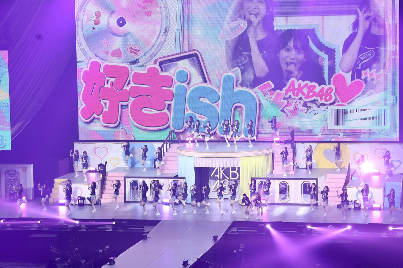 パフォーマンスで会場を盛り上げるAKB48（撮影・河田真司）