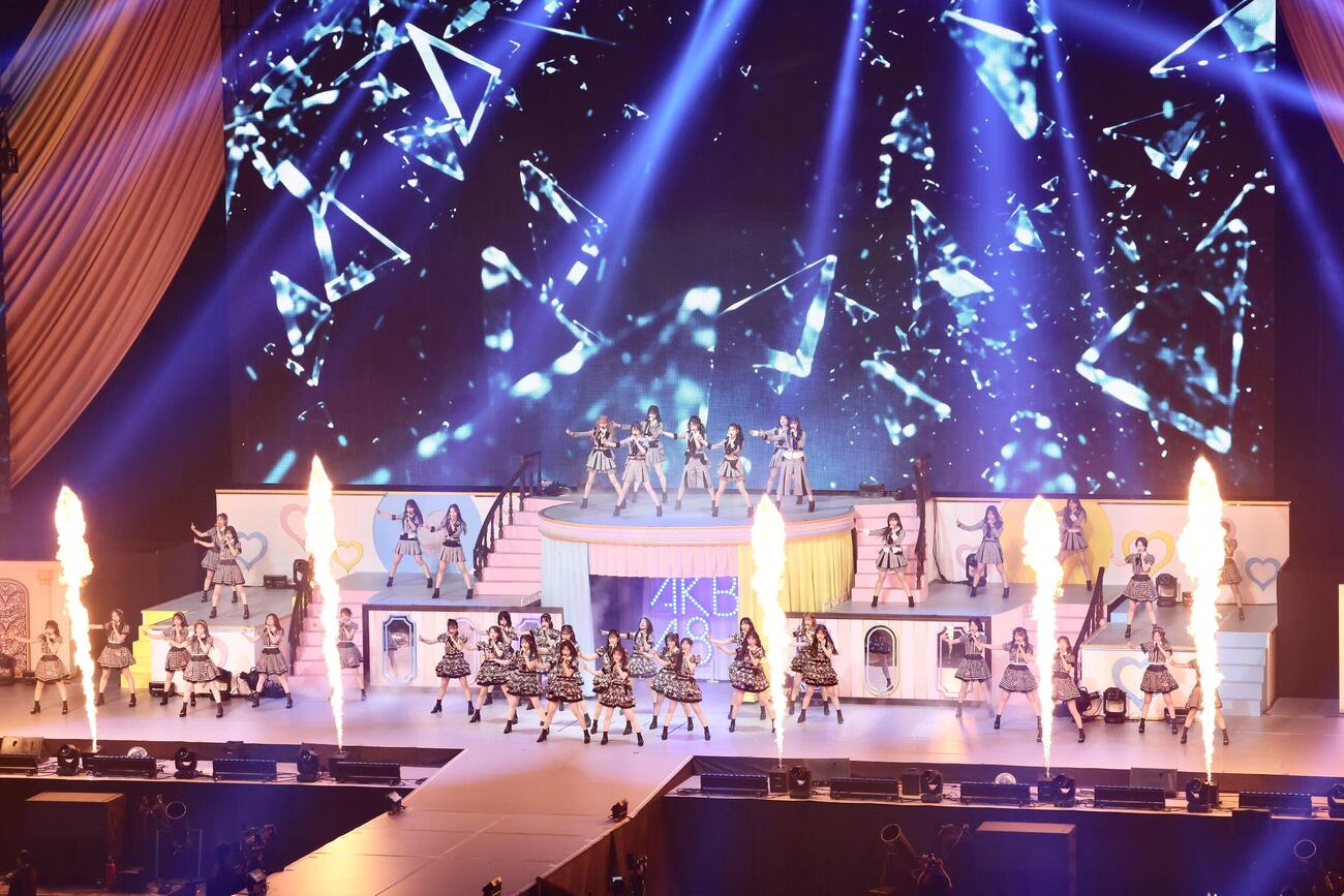 パフォーマンスで会場を盛り上げるAKB48（撮影・河田真司）