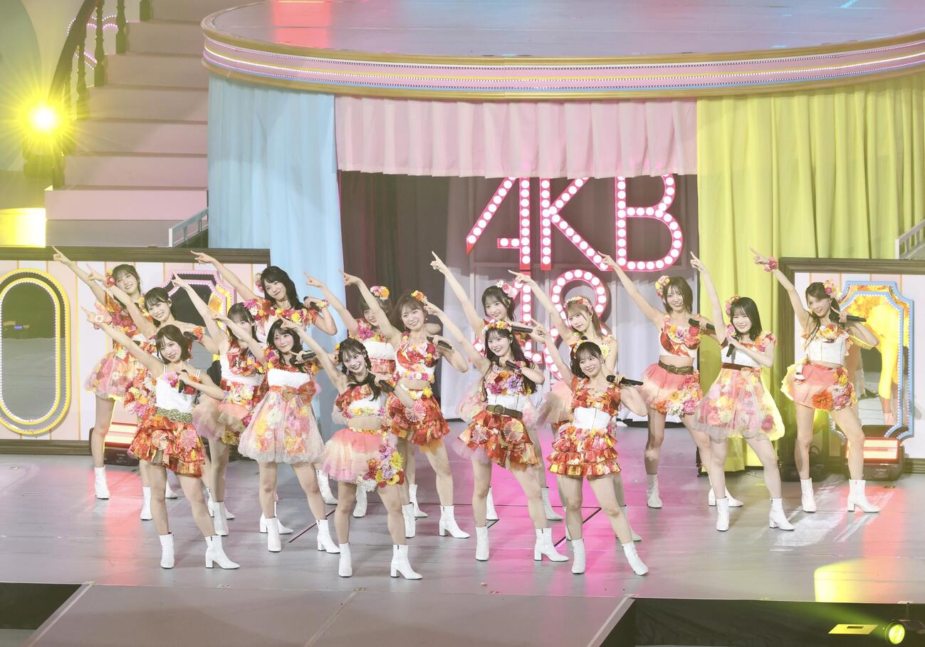 パフォーマンスで会場を盛り上げるAKB48（撮影・河田真司）