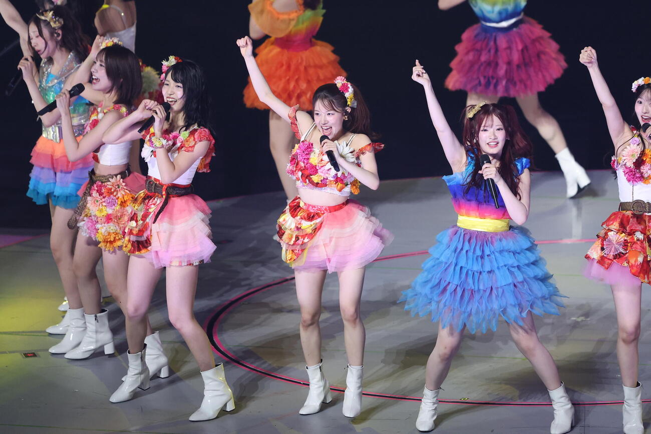 パフォーマンスで会場を盛り上げる正鋳真優（中央）らAKB48（撮影・河田真司）