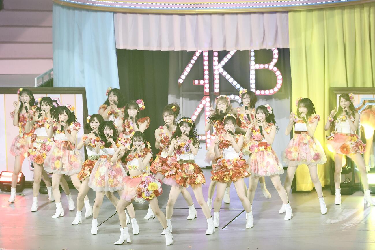 パフォーマンスで会場を盛り上げるAKB48（撮影・河田真司）