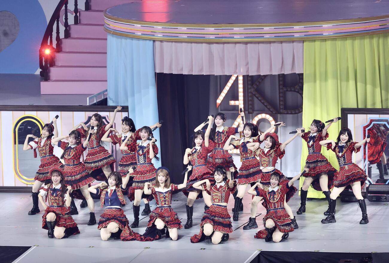 パフォーマンスで会場を盛り上げるAKB48（撮影・河田真司）