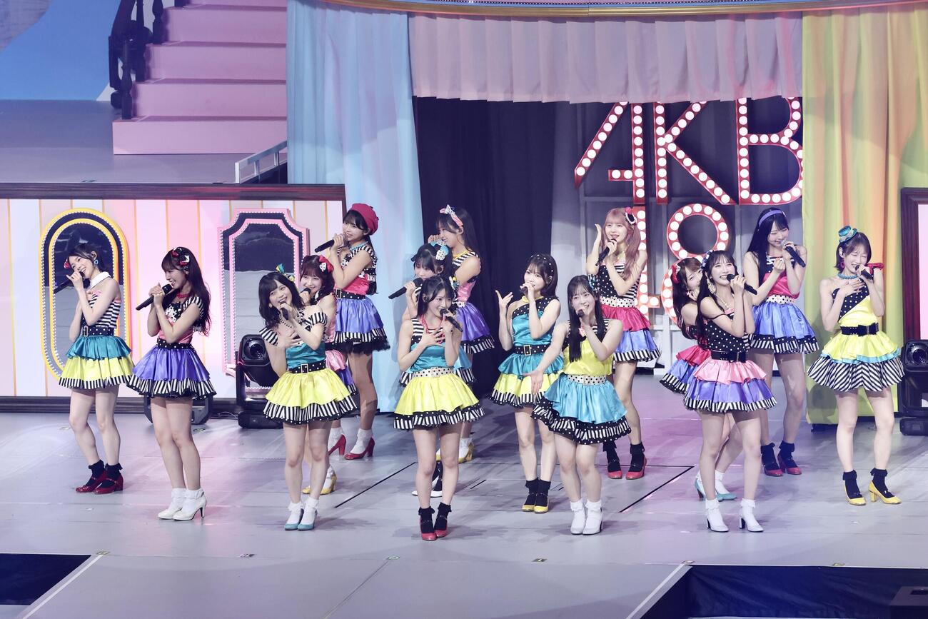 パフォーマンスで会場を盛り上げるAKB48（撮影・河田真司）