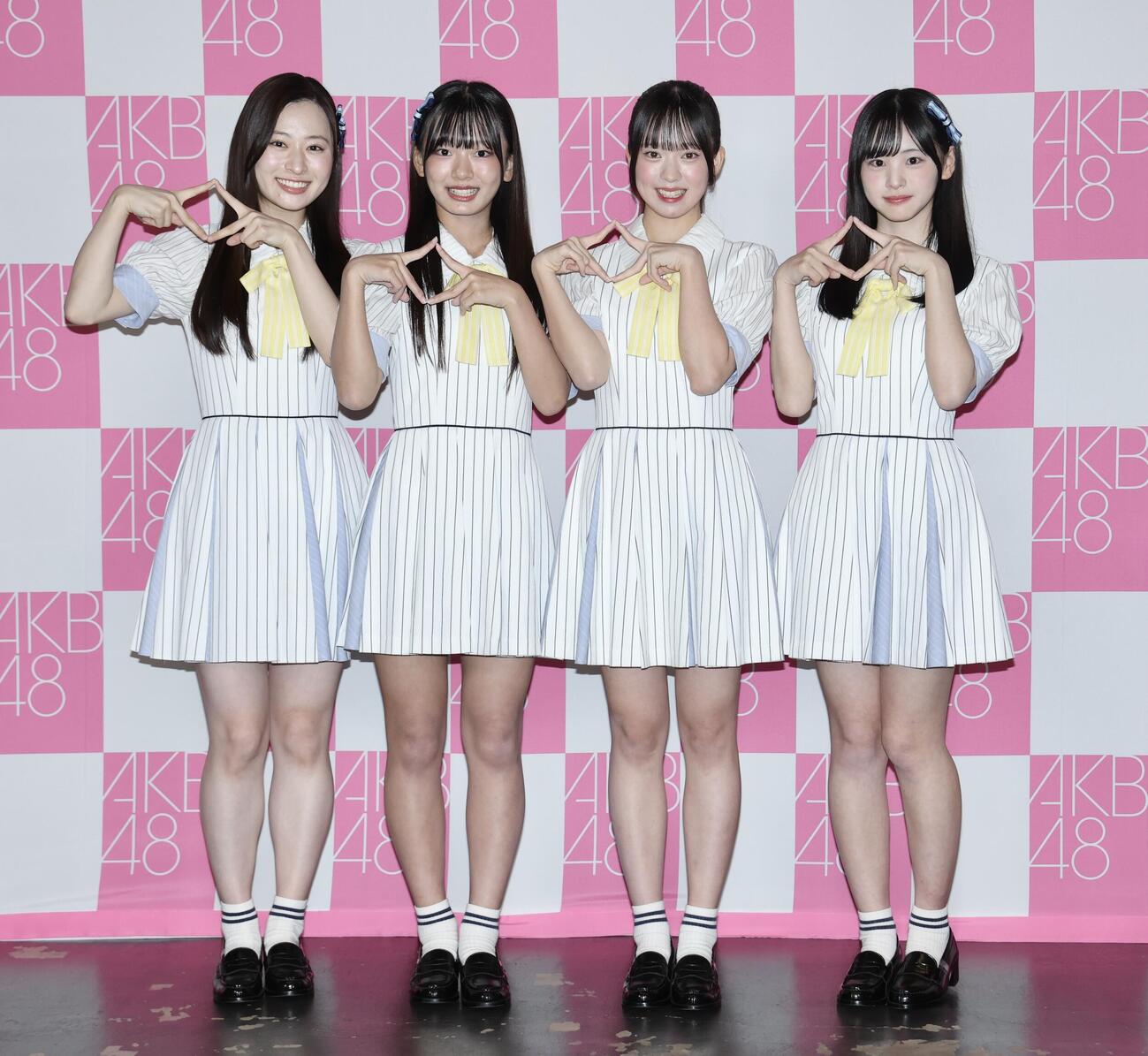 お披露目取材会でポーズを決め写真に納まるAKB48の22期生。左から長谷川百々花、山内利乃明、大西ゆな、前田衣澄（撮影・河田真司）