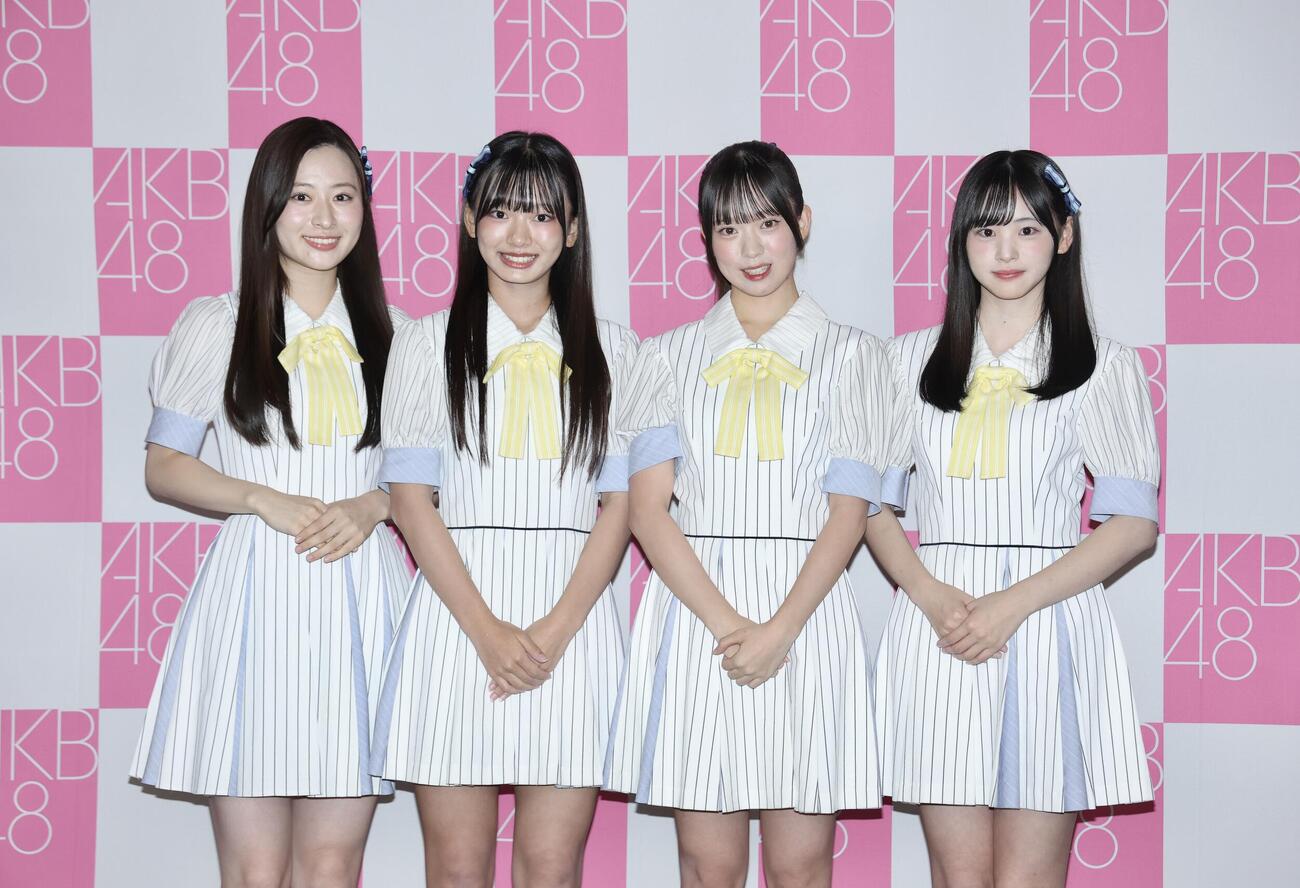 お披露目取材会に臨むAKB48の22期生。左から長谷川百々花、山内利乃明、大西ゆな、前田衣澄（撮影・河田真司）