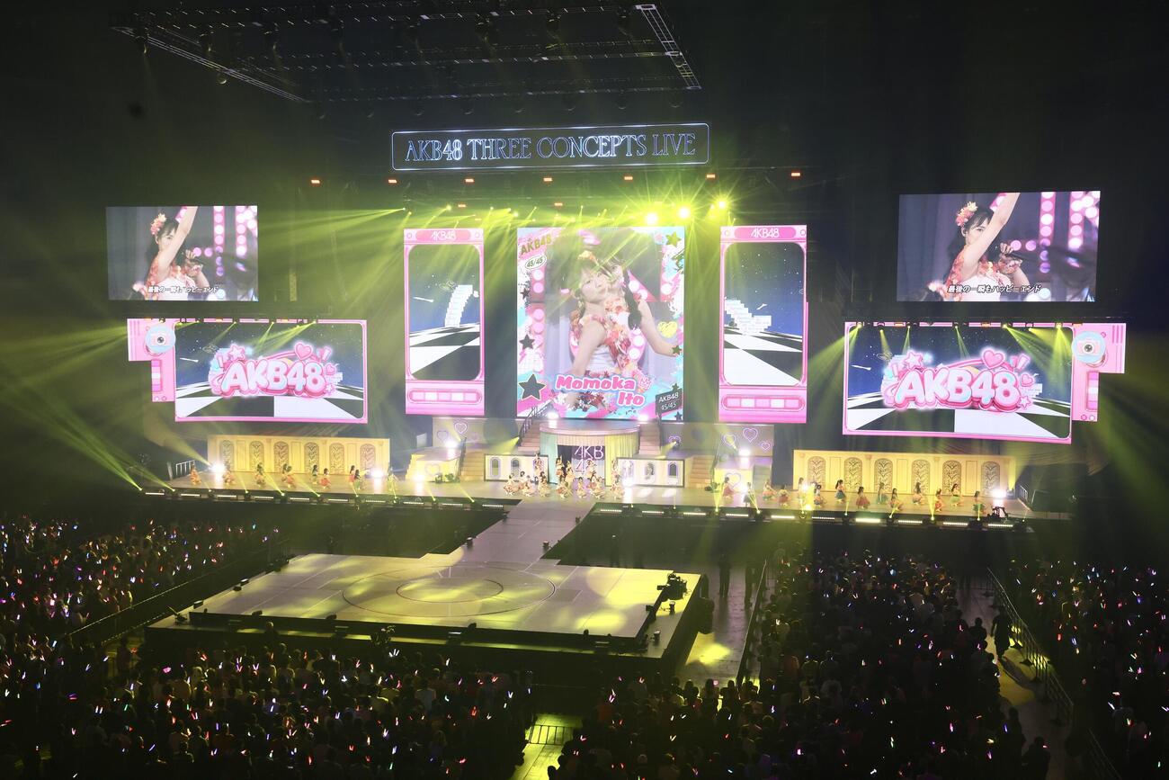 パフォーマンスで会場を盛り上げるAKB48（撮影・河田真司）
