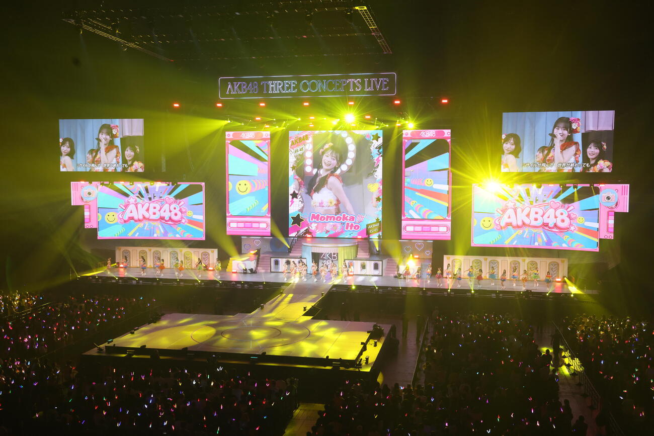 パフォーマンスで会場を盛り上げるAKB48（撮影・河田真司）