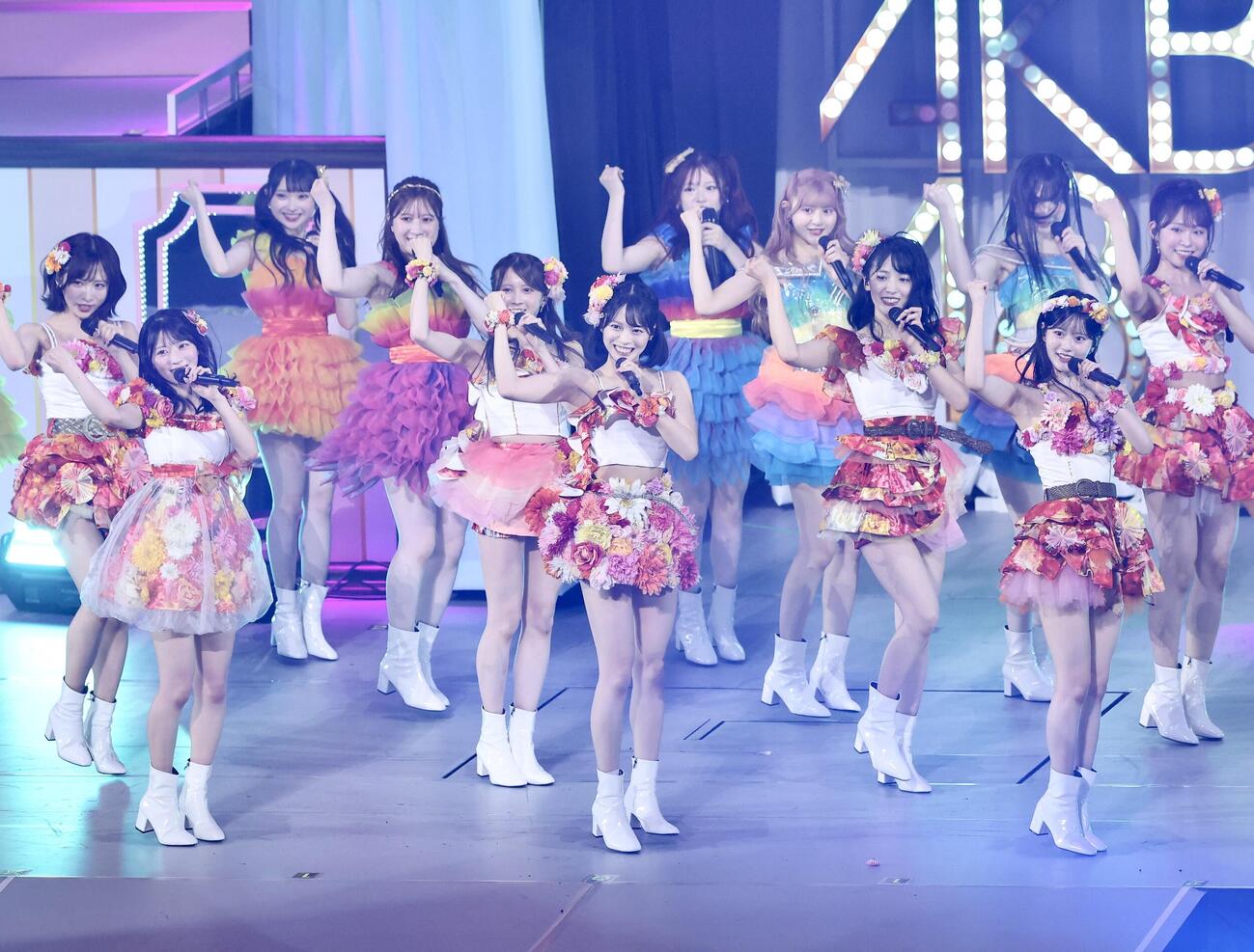 パフォーマンスで会場を盛り上げる新井彩永（中央）らAKB48（撮影・河田真司）