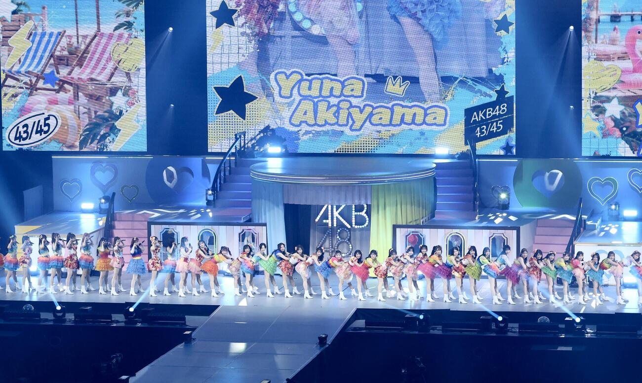 パフォーマンスで会場を盛り上げるAKB48（撮影・河田真司）