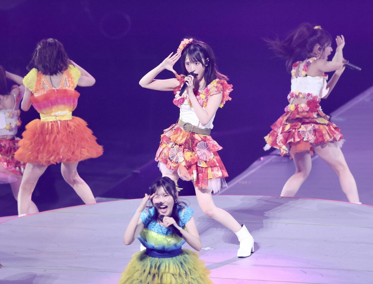 パフォーマンスで会場を盛り上げる坂川陽香（中央）らAKB48（撮影・河田真司）
