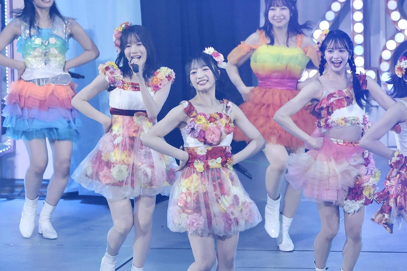 パフォーマンスで会場を盛り上げる秋山由奈（中央）らAKB48（撮影・河田真司）