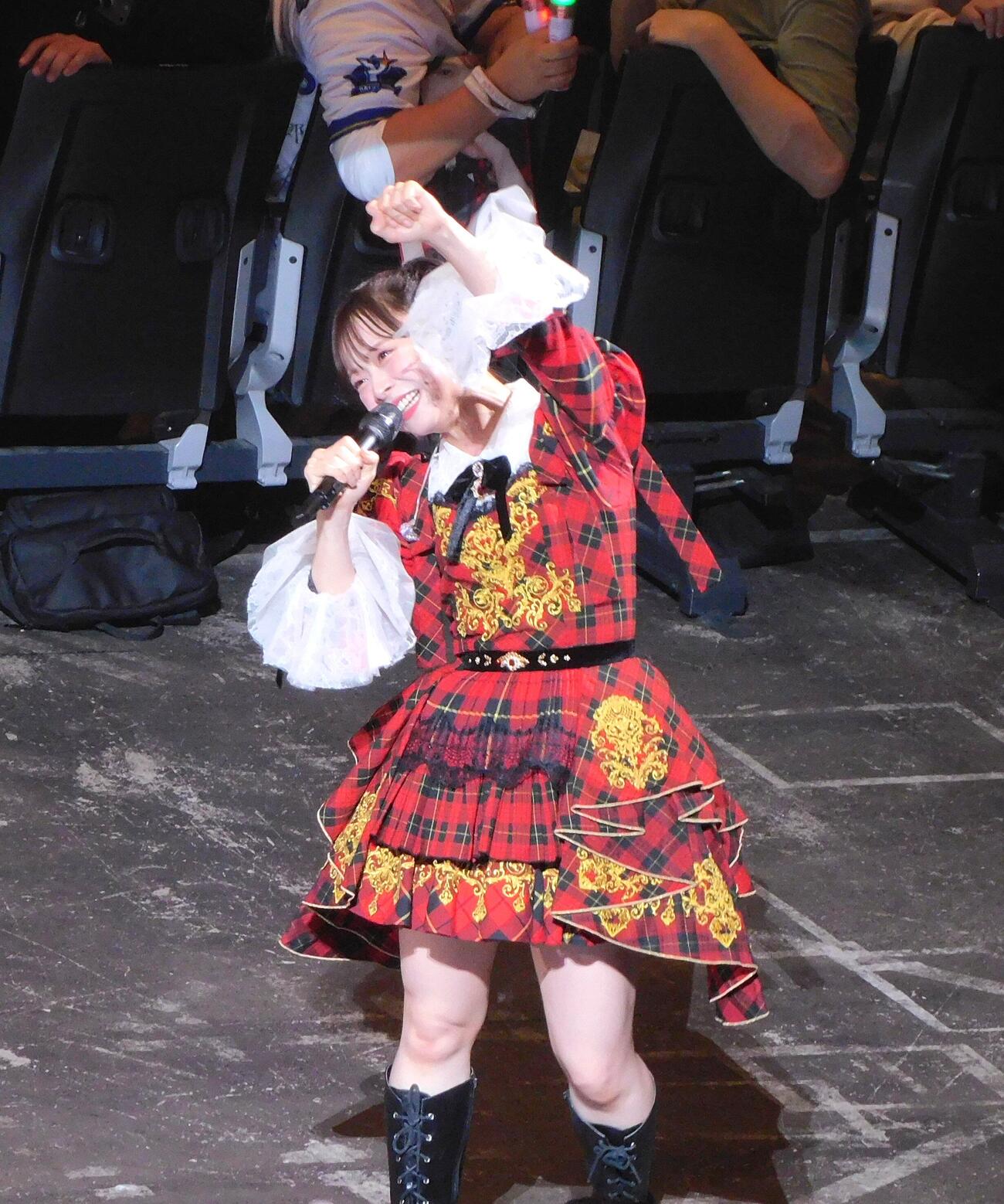 「推しが『好きish』コンサート」を盛り上げるAKB48倉野尾成美（撮影・寺本吏輝）