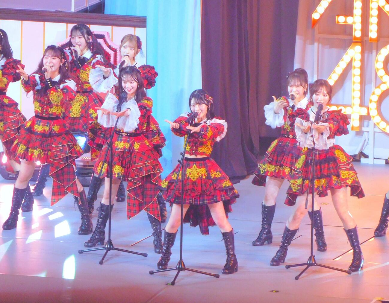 「推しが『好きish』コンサート」を盛り上げるAKB48（撮影・寺本吏輝）