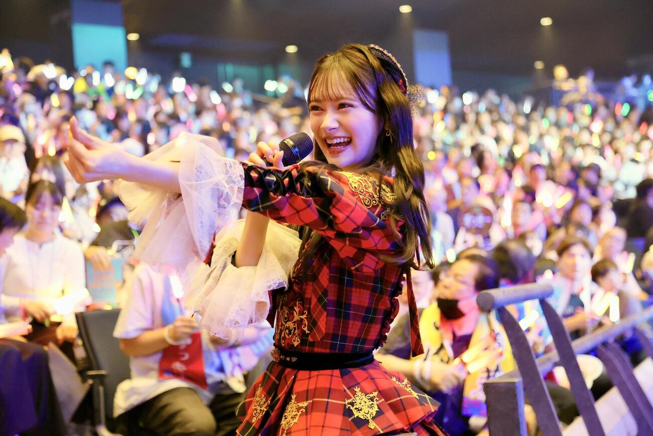 「推しが『好きish』コンサート」を盛り上げるAKB48伊藤百花（C）AKB48