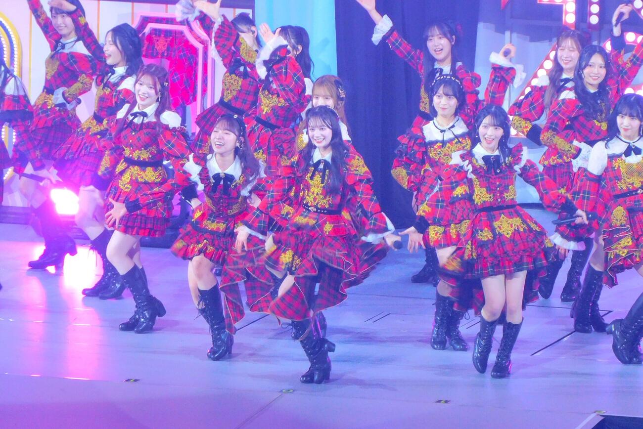 「推しが『好きish』コンサート」を盛り上げるAKB48（撮影・寺本吏輝）