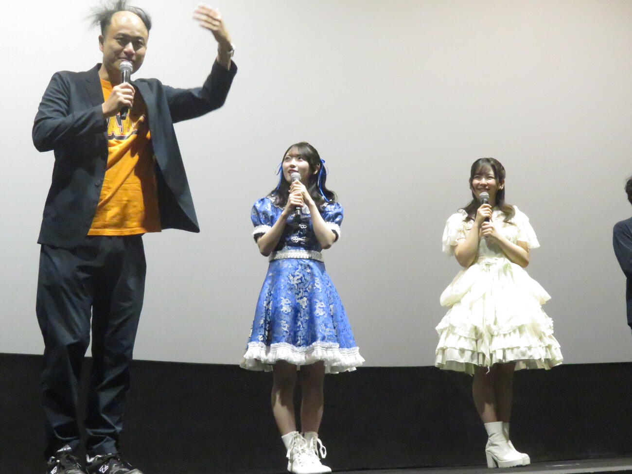 映画「歌って！」の舞台あいさつで、ノボせもんなべ（左）が披露した一発芸を笑顔で見つめる佐藤綺星（中央）と谷中詩