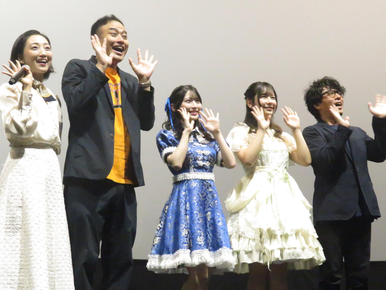 映画「歌って！」の舞台あいさつを行った左から水田恵弓、ノボせもんなべ、佐藤綺星、谷中詩、高村剛志監督