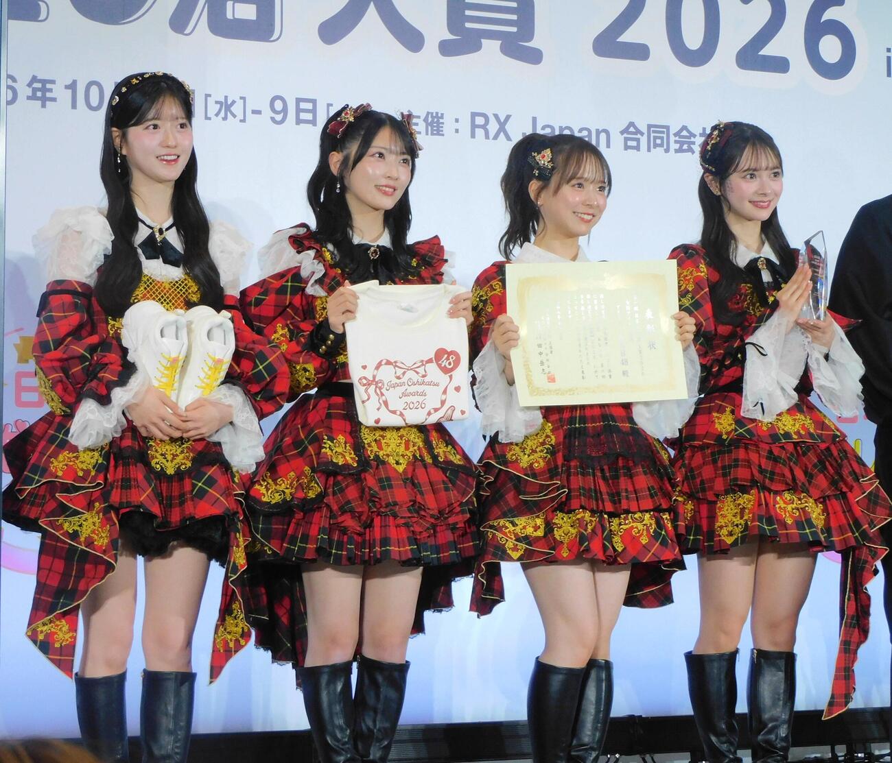 「第1回推し活大賞2026」で受賞したAKB48、左から八木愛月、佐藤綺星、倉野尾成美、伊藤百花（撮影・寺本吏輝）