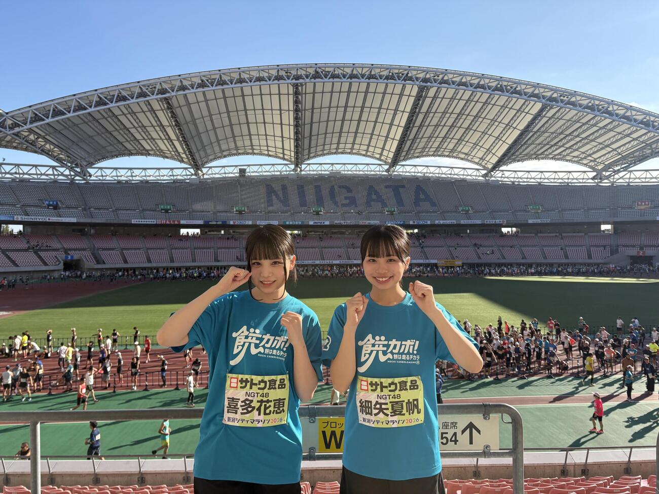 「新潟シティマラソン」に出場したNGT48喜多花恵（左）と細矢夏帆（C）Flora