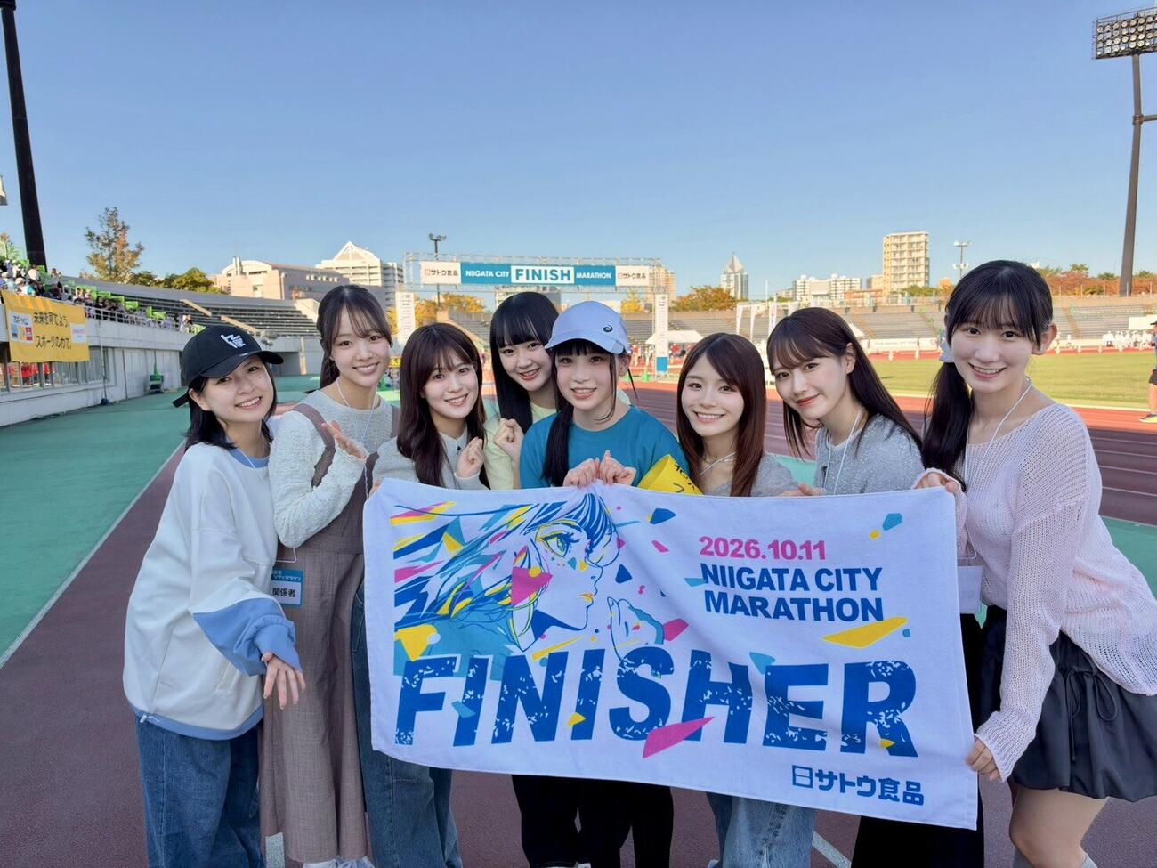 「新潟シティマラソン」でフルマラソンを完走した喜多花恵（中央）を出迎えるNGT48メンバー（C）Flora
