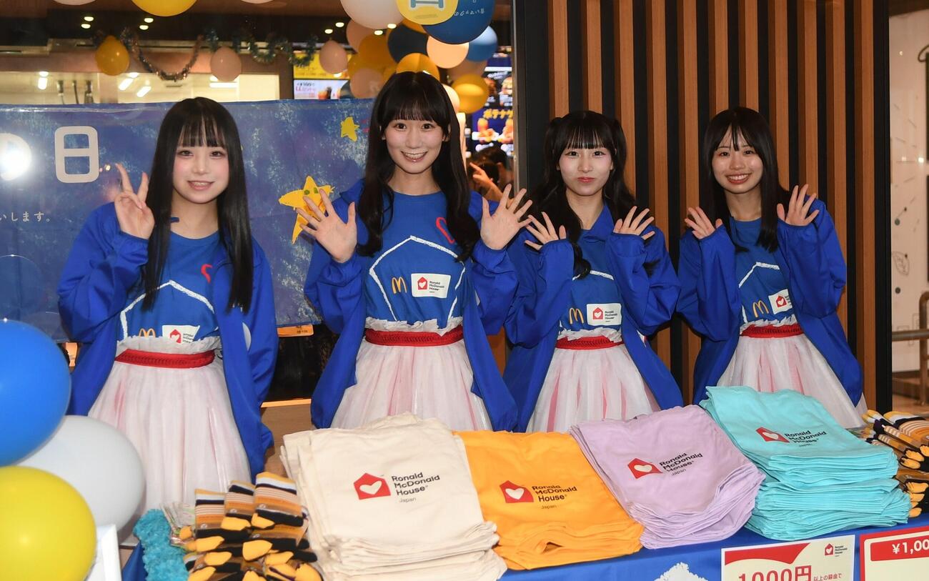 「青いマックの日」の募金活動をするNGT48の、左から喜多花恵、佐藤海里、北澤百音、細矢夏帆
