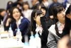 明治座公演がサプライズ発表され、驚きの表情を見せる本村（中央）田島（右）ら（Ｃ）ＡＫＳ