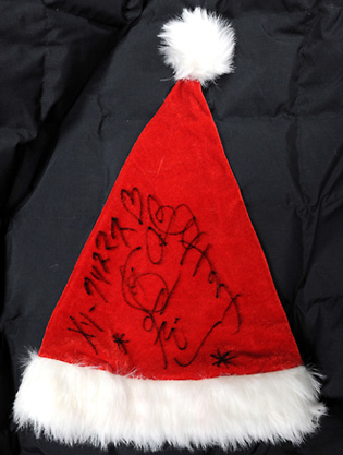 篠田麻里子着用の直筆サイン入りサンタクロースハット
