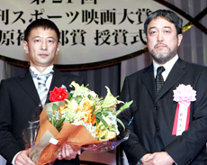 ファン大賞・洋画部門を受賞した高木（左）と脇坂氏
